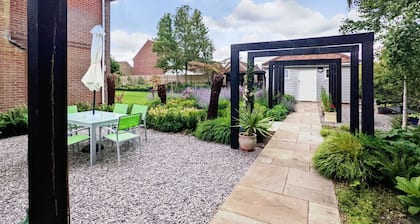 Little Maplewood, Tangmere - sleeps 2 guests in 1 bedroom