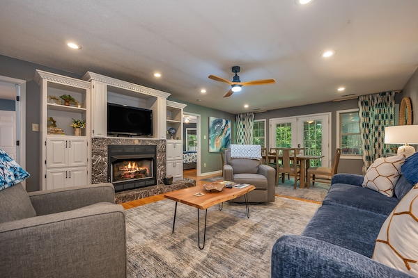 Smart TV, chimenea, videojuegos, monitor de computadora