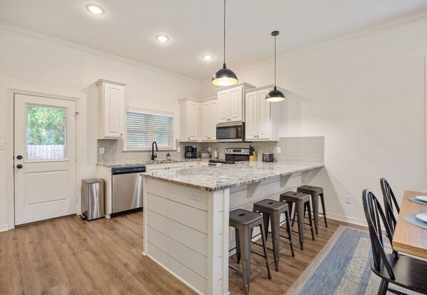 Kylskåp, mikrovågsugn, ugn och spishäll