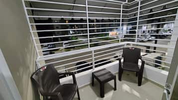 Douche, sĂšche-cheveux, serviettes fournies, savon