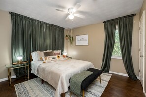 3 bedrooms, desk, iron/ironing board, free WiFi - Skyline - Military/Family Friendly (Shiloh)