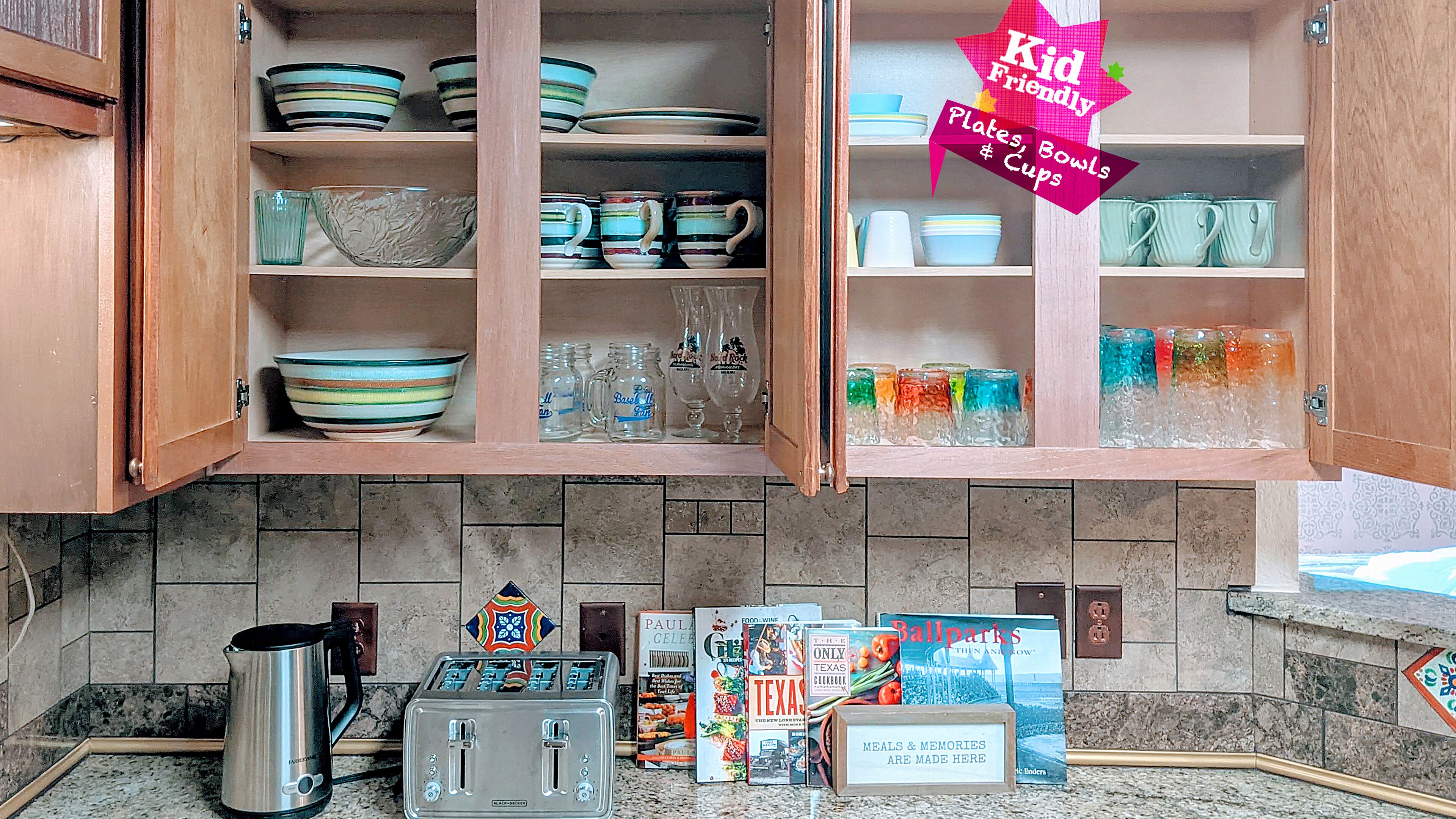 Een keuken met houten kastjes, een broodrooster en diverse keukenbenodigdheden.