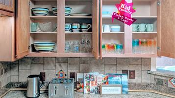 Een keuken met houten kastjes, een broodrooster en diverse keukenbenodigdheden.