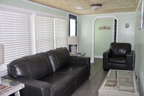 Remodeled Bungalow minutes from historic waterfront downtown Manteo