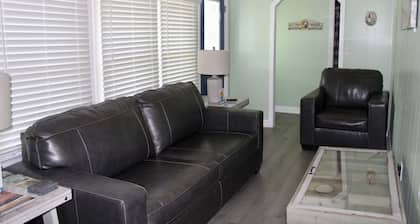 Remodeled Bungalow minutes from historic waterfront downtown Manteo