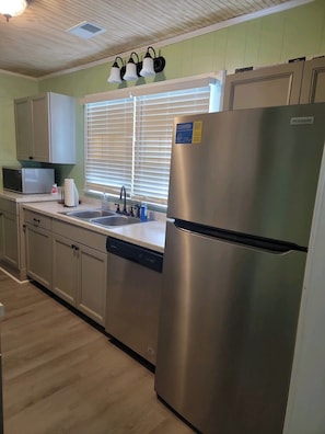 冰箱、微波炉、烤箱、炉灶