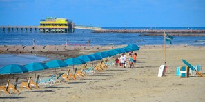 Perto da praia, espreguiçadeiras, toalhas de praia 