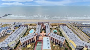 Playa en los alrededores, camastros y toallas de playa