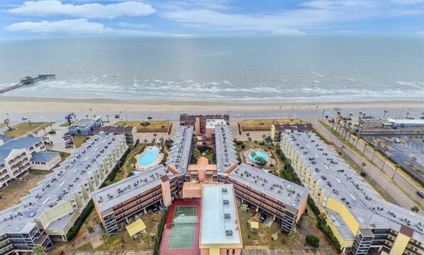 Beach nearby, sun-loungers, beach towels - HEATED POOL, HOTTUBS, OCEAN/ GULF VIEW! Top Floor, Kitchen, Modern Decor! (Galveston)
