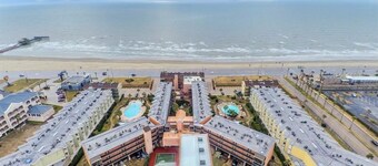 HEATED POOL, HOTTUBS, OCEAN/ GULF VIEW! Top Floor, Kitchen, Modern Decor!