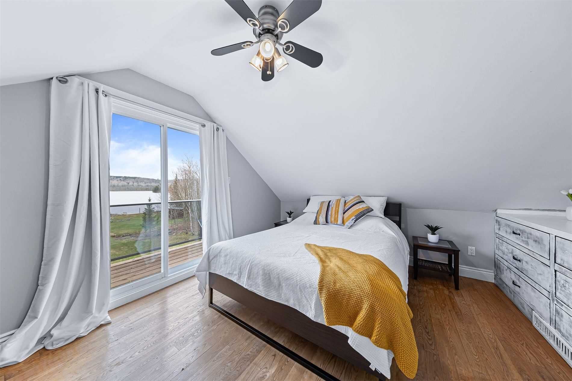 4 chambres, coffres-forts dans les chambres, fer et planche à repasser