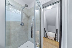 Bruser, hårtørrer, håndklæder, Sæbe