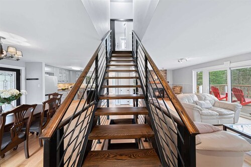 Ultimate Lakeview Cottage Retreat: Hot Tub, Paddle & Play