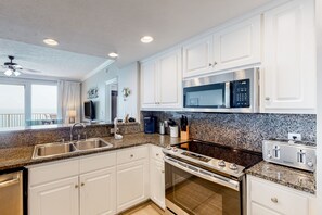 Refrigerador, microondas, horno y parrilla de estufa 