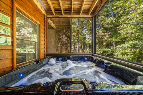 Stunning Mountain Retreat w/ Fireplace, Hot Tub, Enclosed Game Room & Ping-Pong