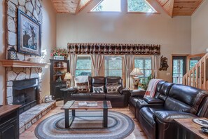 TV, caminetto, lettore DVD, tavolo da calcetto