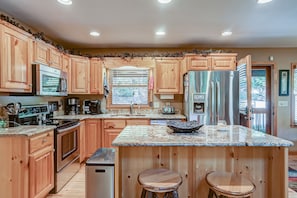 Frigorifero, microonde, forno, piano cottura