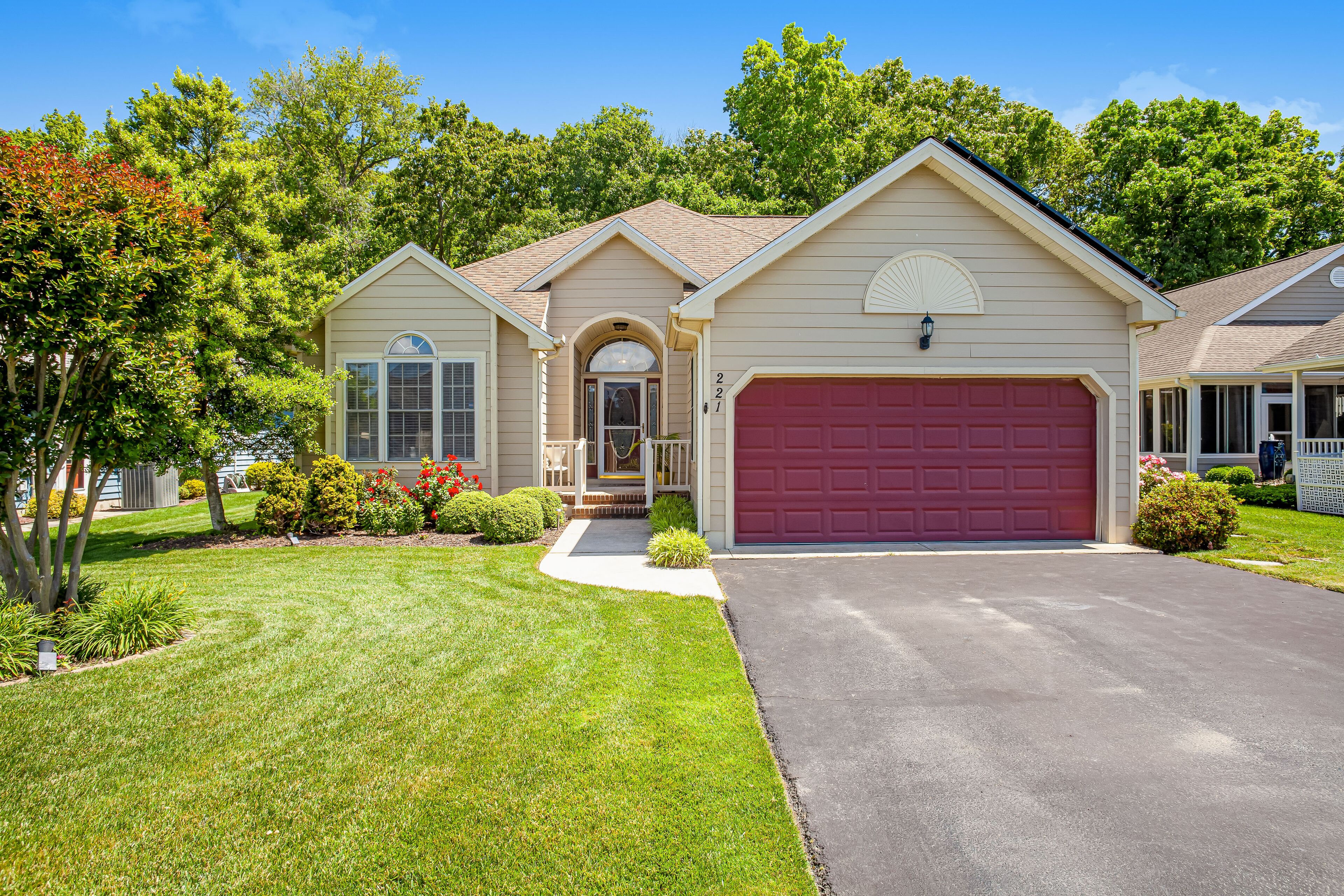 Lovely dog-friendly home with pool, tennis, fast WiFi, deck, grill & W/D