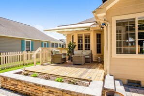 Terrace/patio - Lovely dog-friendly home with tennis, fast WiFi, deck, grill & W/D (Lewes)