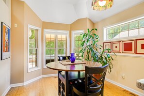 Dining - Lovely dog-friendly home with tennis, fast WiFi, deck, grill & W/D (Lewes)