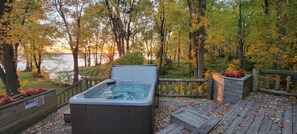 Outdoor spa tub - Beautiful Chalet on the Lake! (Carleton Place)