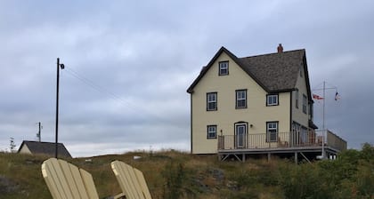 COMMANDER'S KEEP VACATION HOME - 4 1/2 ⭐️