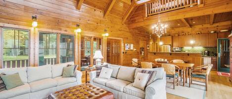 TV, caminetto, lettore DVD, libri