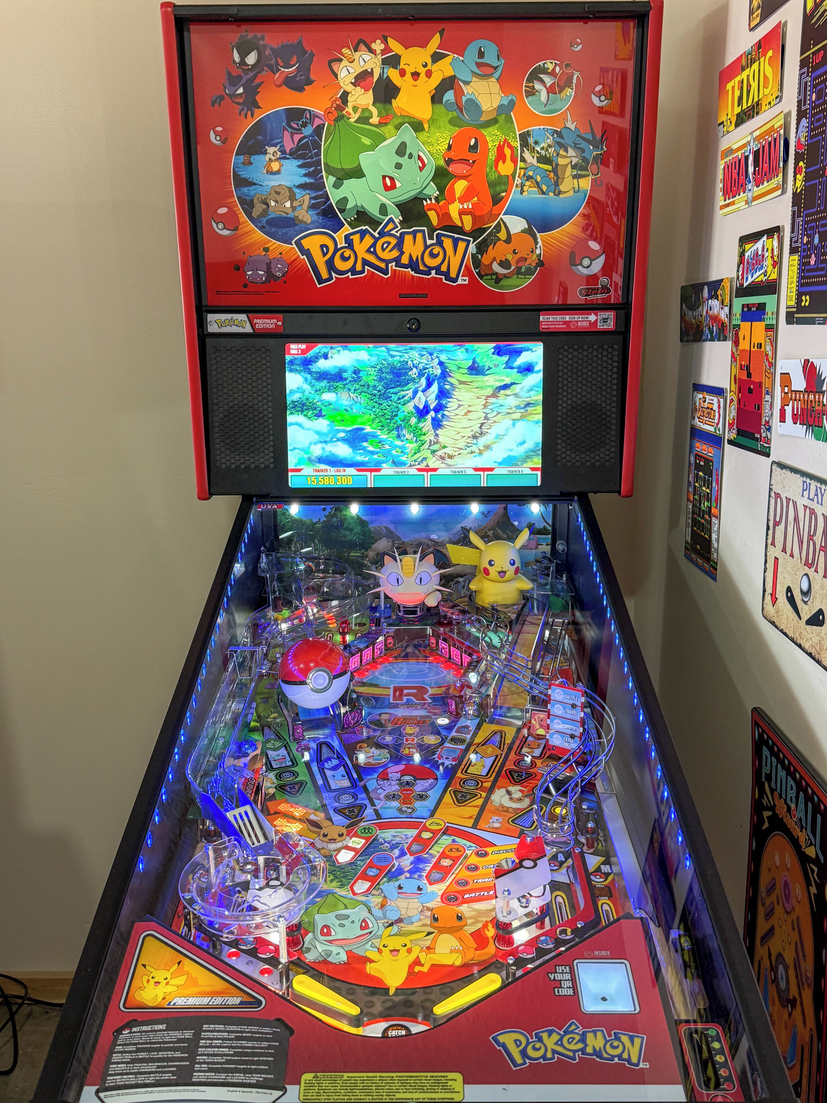 Una máquina de pinball con temática de Pokémon, que presenta un diseño colorido con varios personajes de Pokémon y un campo de juego detallado.