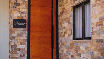 Pintu masuk properti