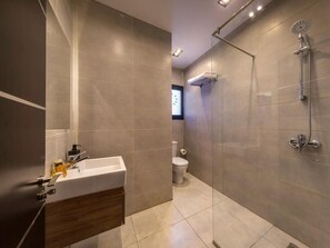 Appartamento Grand | Bagno | Doccia, soffione a pioggia, set di cortesia gratuito, asciugamani