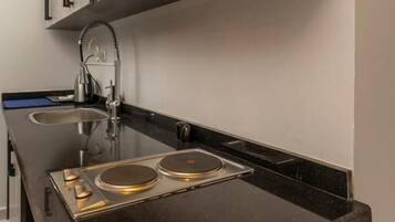 Apartemen Grand | Dapur pribadi | Lemari es kecil, microwave, kompor, dan mesin pembuat kopi/teh