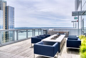 Terrace/patio - Chic Downtown 1BR w/ Gym, W/D & BBQ, near Dining & Shops, by Blueground (Seattle)