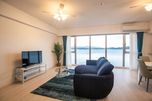 Apartamento estándar | Zona de estar | Una televisión