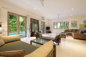 Smart-TV, DVD-Player, Bücher, Videothek