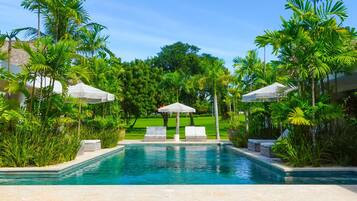 Una piscina al aire libre, una piscina climatizada