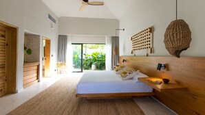 Une chambre moderne avec un grand lit, une tête de lit en bois et une vue sur la verdure.