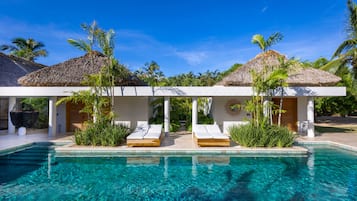 Een buitenzwembad en een verwarmd zwembad