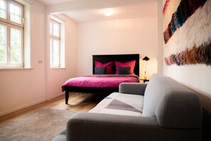 1 chambre, bureau, fer et planche à repasser, lit parapluie