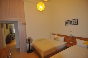 Comfort Suite, 5 Bedrooms, Annex Building | Living area | 37-inch LED TV with digital channels, TV, pay movies - YINGXIA KENING (Hengchun)