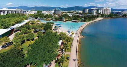 Inner City One Bedroom Apartment with Pool View 22