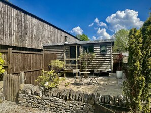 Exterior - Bertie's Retreat - sleeps 2 guests in 1 bedroom (Foolow)