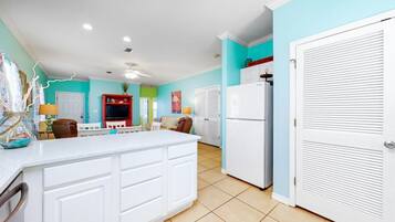 House, 3 Bedrooms | Private kitchen