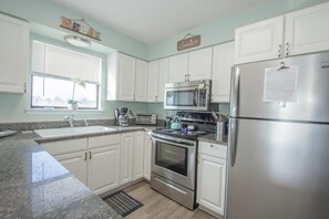 Condo, 3 Bedrooms | Private kitchen