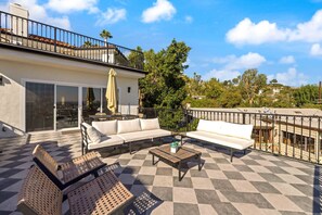 Terrace/patio - Voted Guest Favorite! Get Wow'd! Stellar Views Hollywood Hills (Los Angeles)