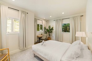 4 bedrooms, desk, iron/ironing board, WiFi - Voted Guest Favorite! Get Wow'd! Stellar Views Hollywood Hills (Los Angeles)