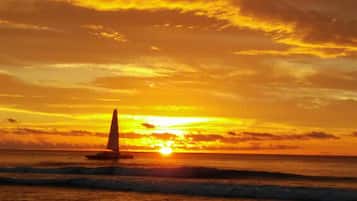 Playa en los alrededores y toallas de playa