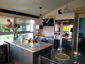 Fridge, microwave, oven, stovetop - Superbe vue Mer, Piscine Pour cet Appartement au Coeur de ST Gilles (Saint Paul)