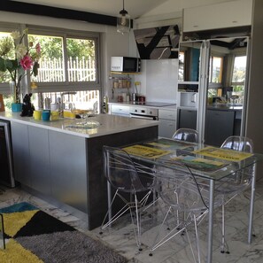 Fridge, microwave, oven, stovetop - Superbe vue Mer, Piscine Pour cet Appartement au Coeur de ST Gilles (Saint Paul)