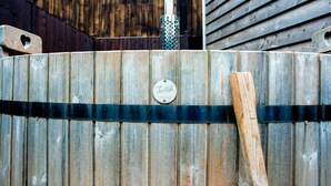 A wooden barrel with a metal band and a metal sign with text. - Digby's Hut - sleeps 2 guests  in 1 bedroom (Foolow)