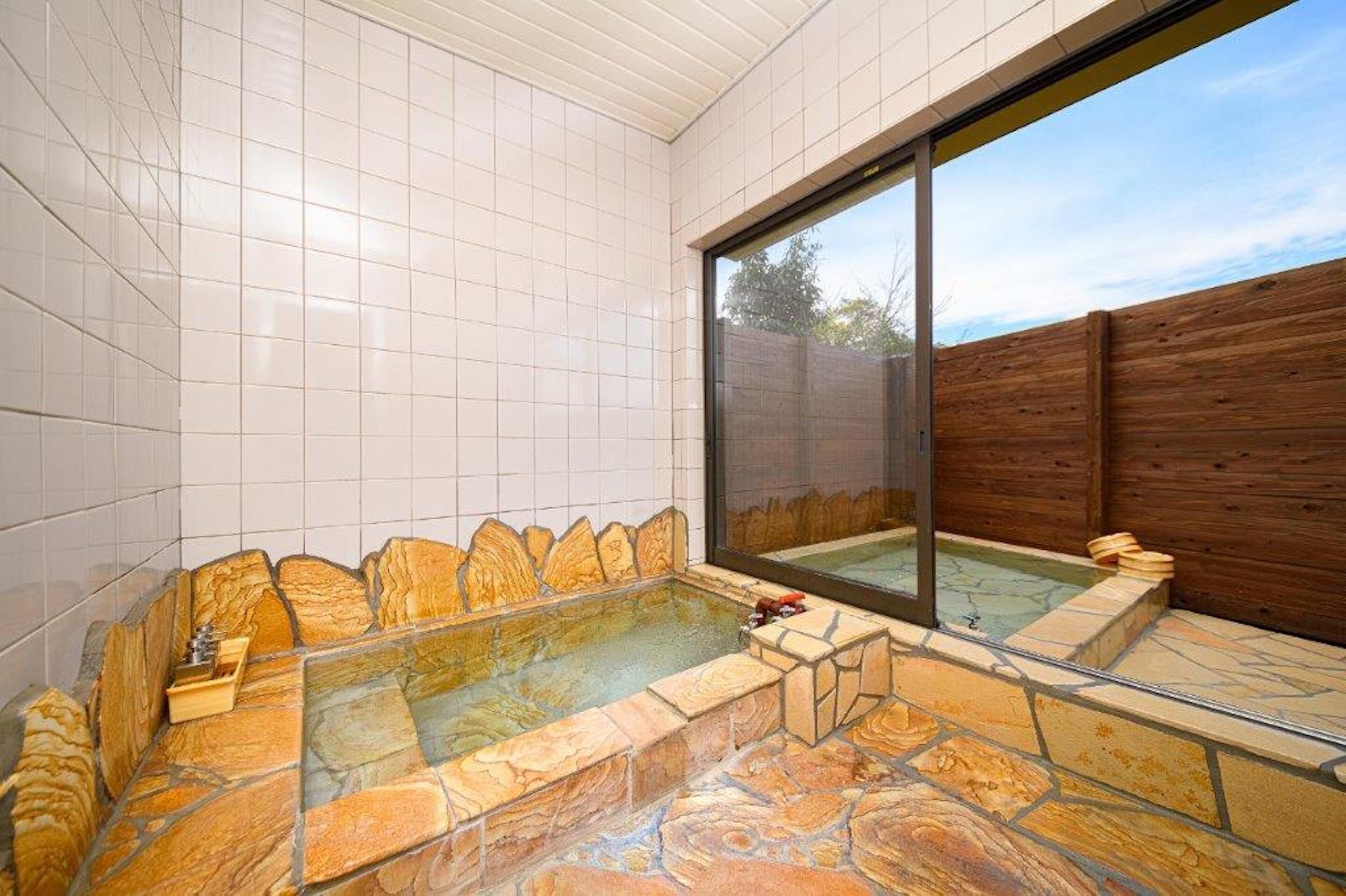 Comfort House | Bathroom | Combined shower/tub, spring water tub, free toiletries, hair dryer